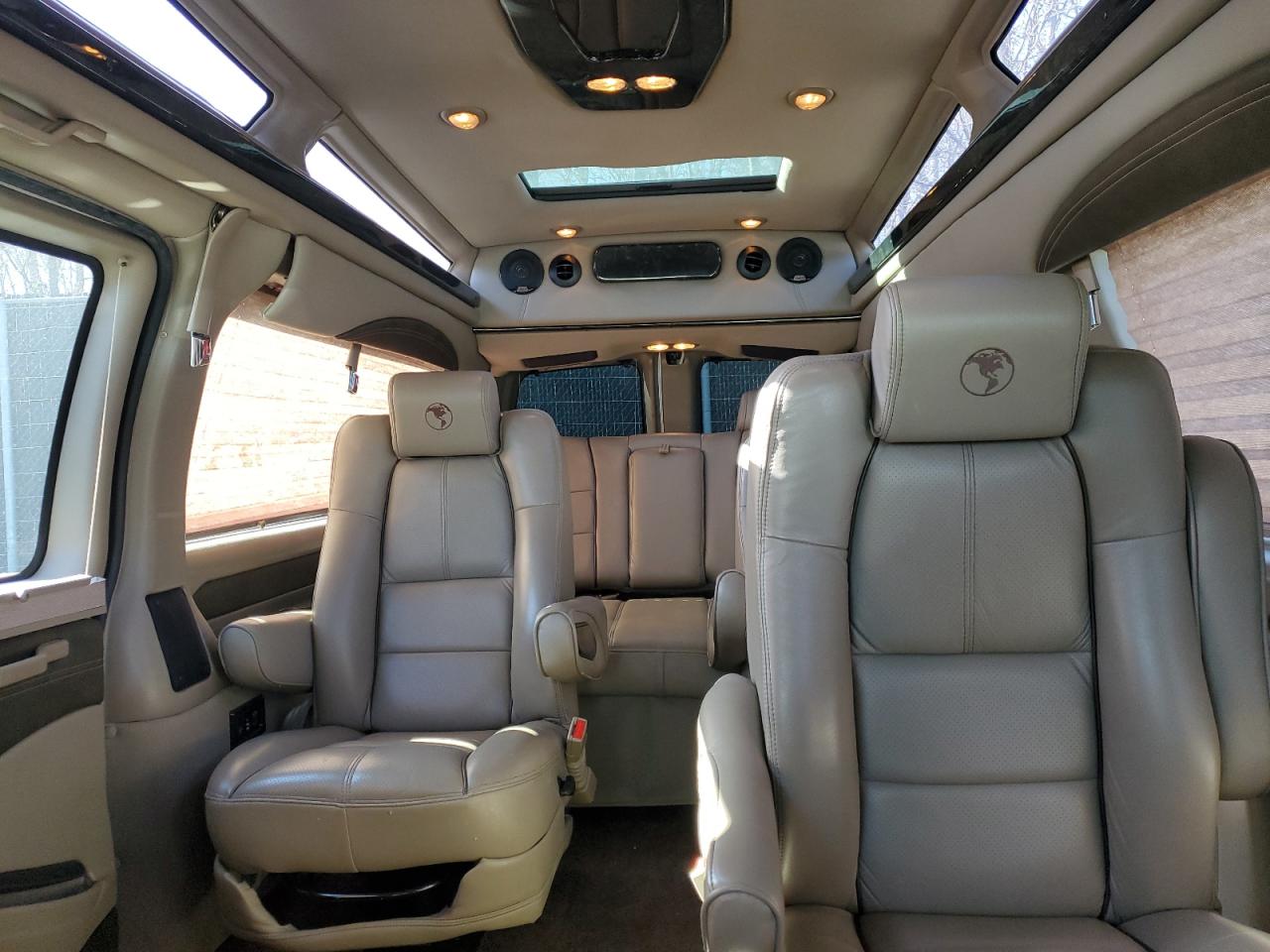 2015 Chevrolet Express - Image 10