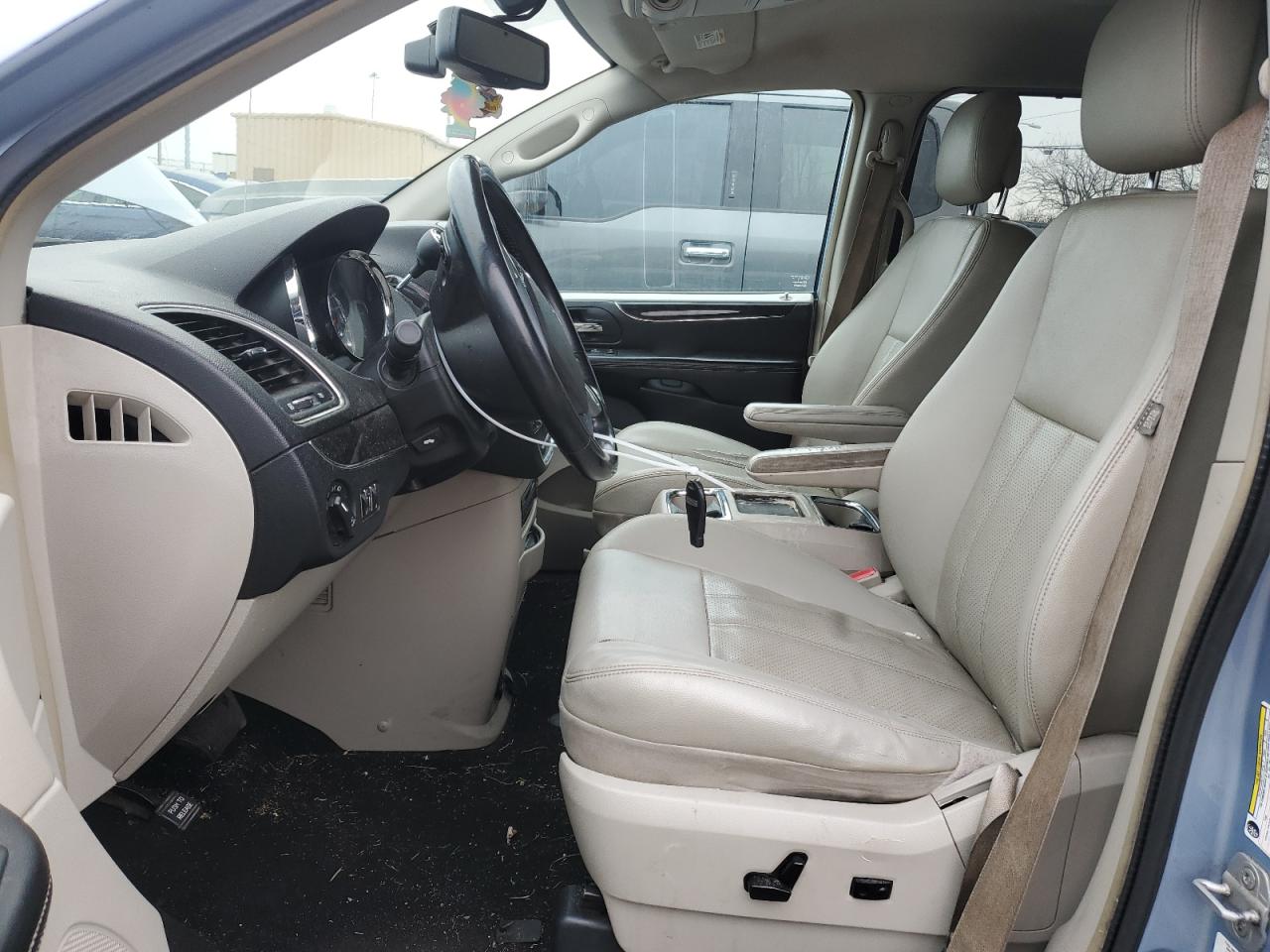 2013 Chrysler Town & Country - Image 7