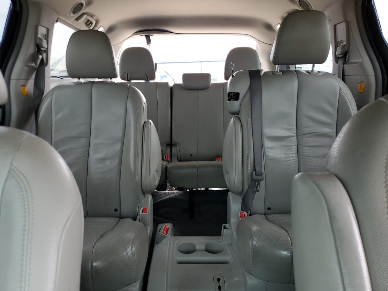 2011 Toyota Sienna - Image 10