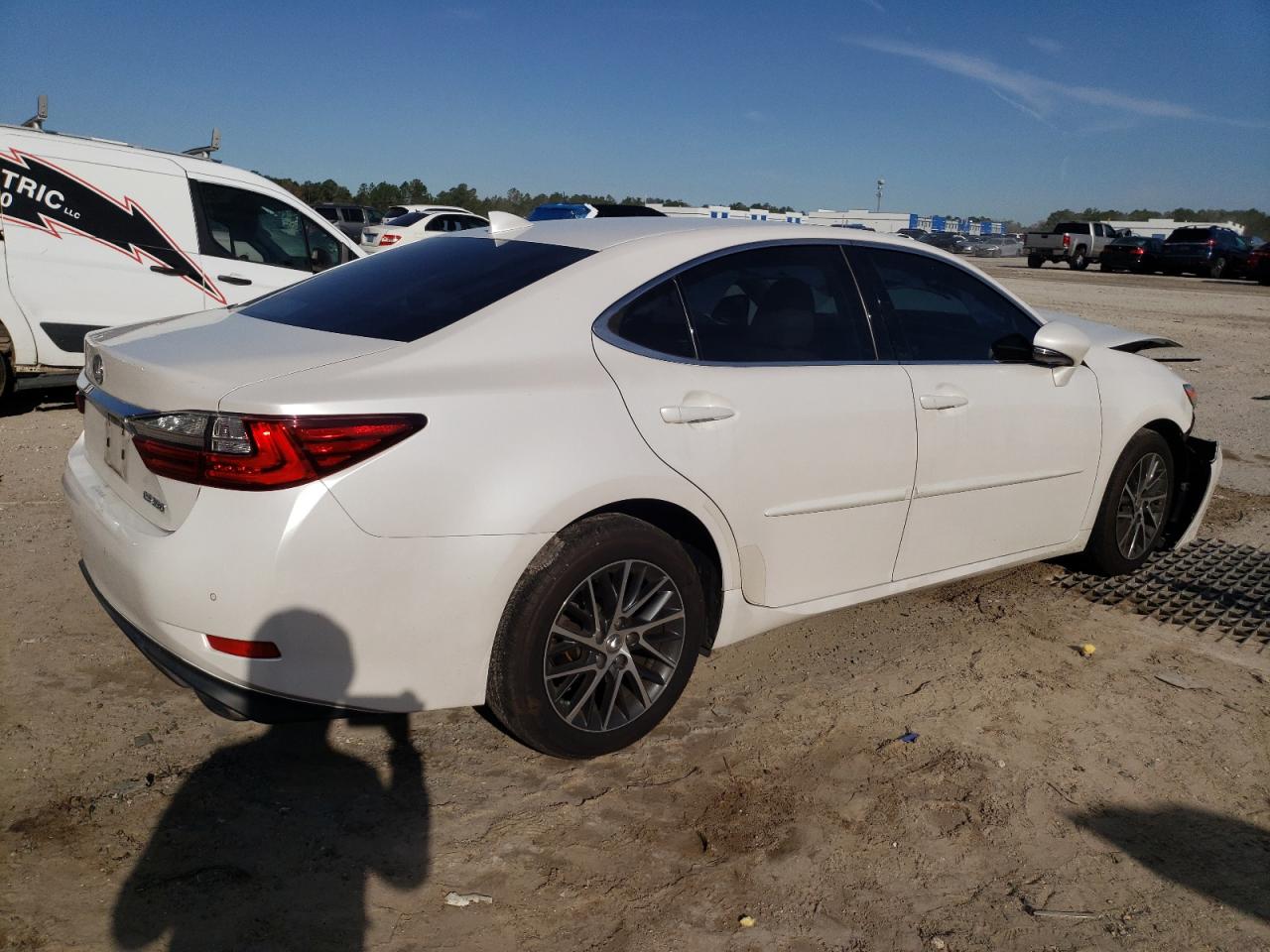 2016 Lexus ES - Image 3
