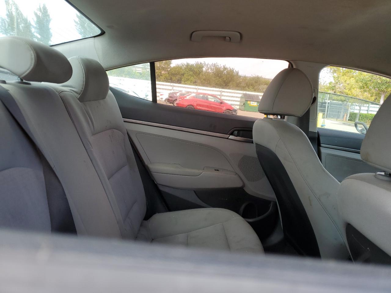 2017 Hyundai Elantra - Image 10