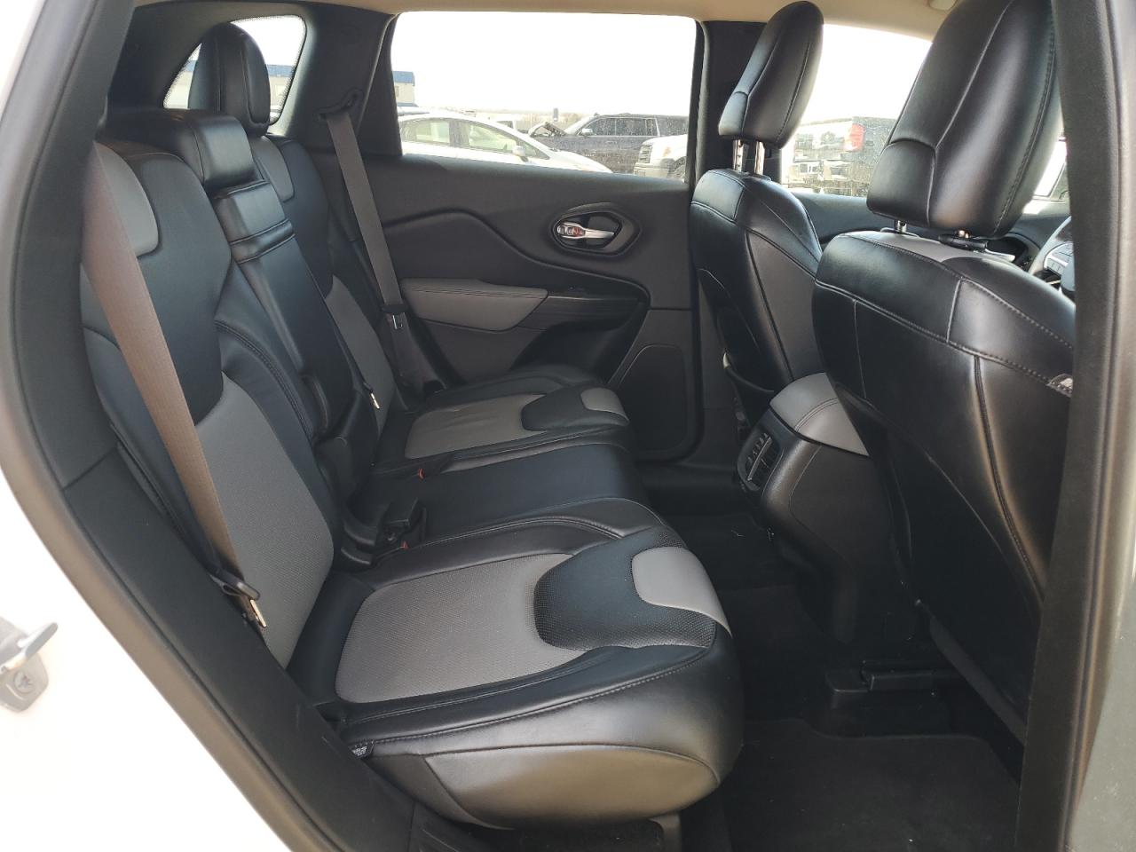 2014 Jeep Grand Cherokee - Image 11