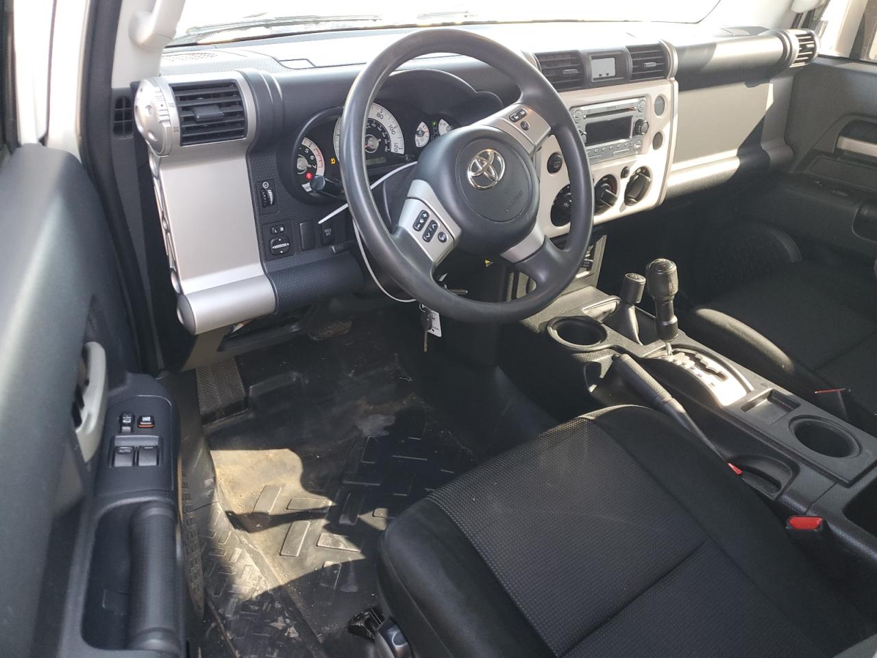 2011 Toyota FJ Cruiser - Image 8