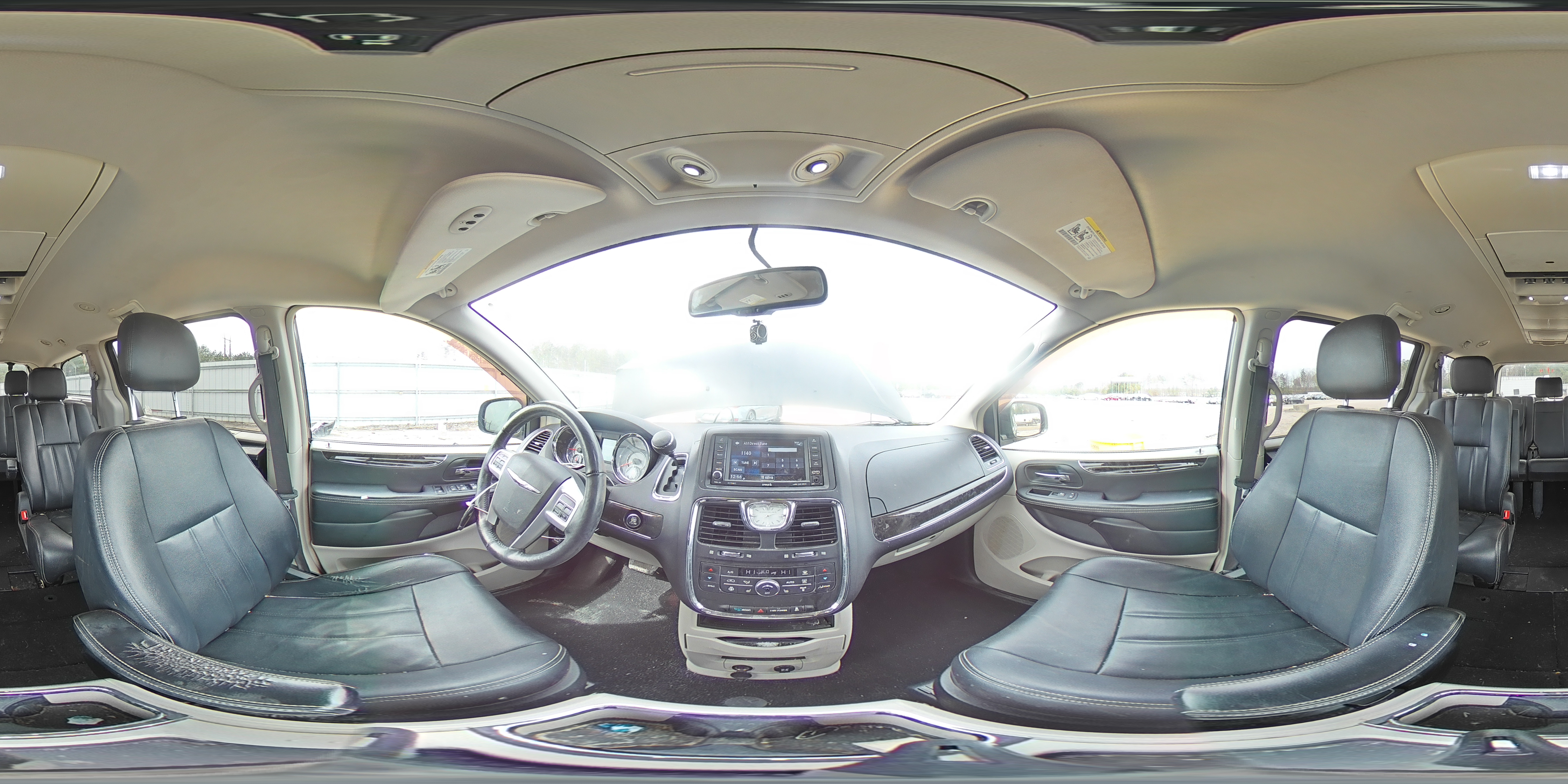 2016 Chrysler Town & Country - Image 14