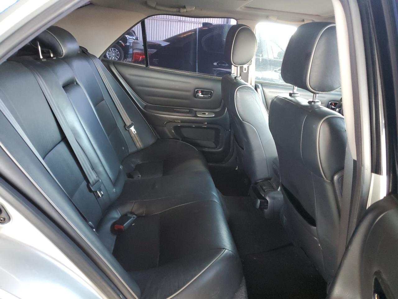 2005 Lexus IS - Image 10