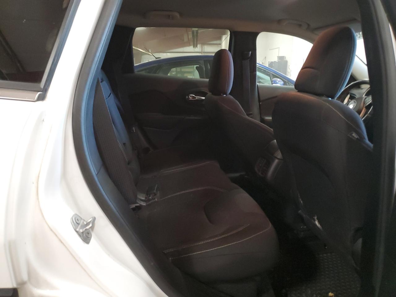 2017 Jeep Grand Cherokee - Image 12