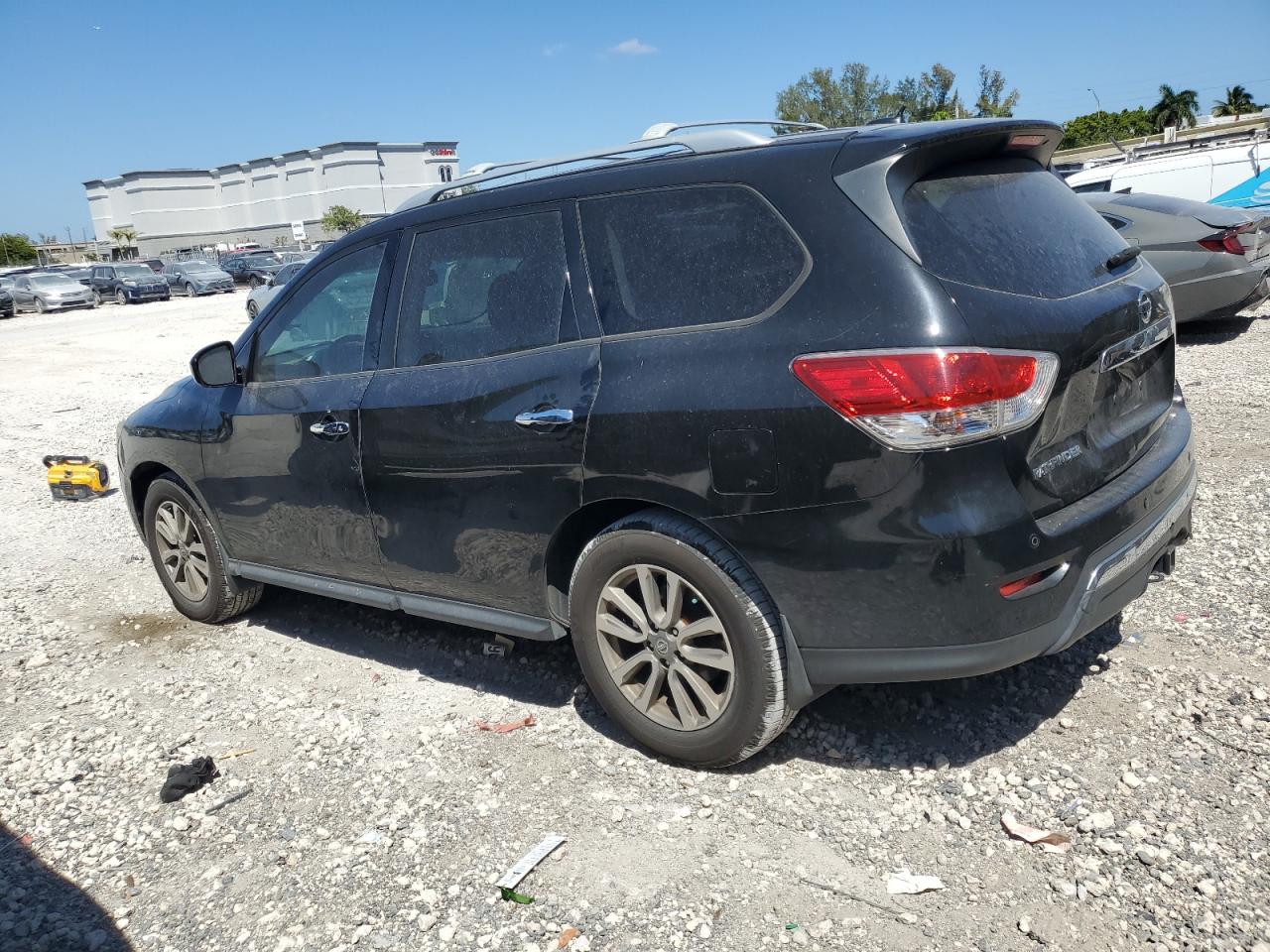 2015 Nissan Pathfinder - Image 2