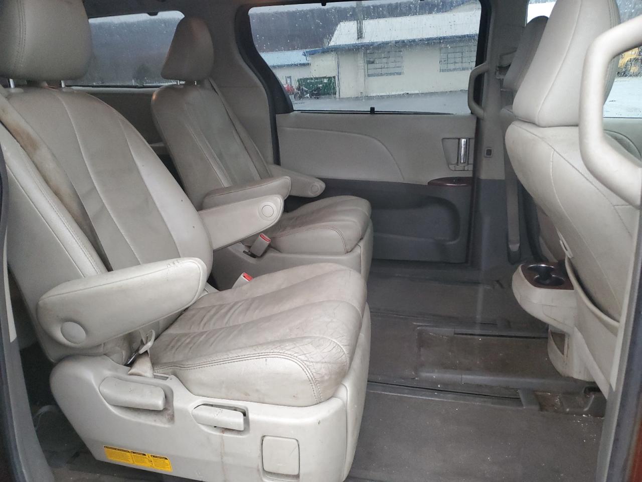 2013 Toyota Sienna - Image 11
