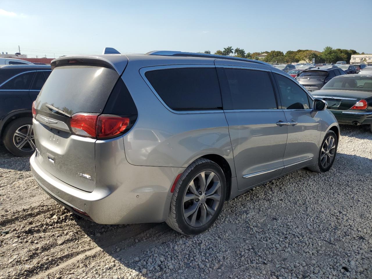 2017 Chrysler Pacifica - Image 3