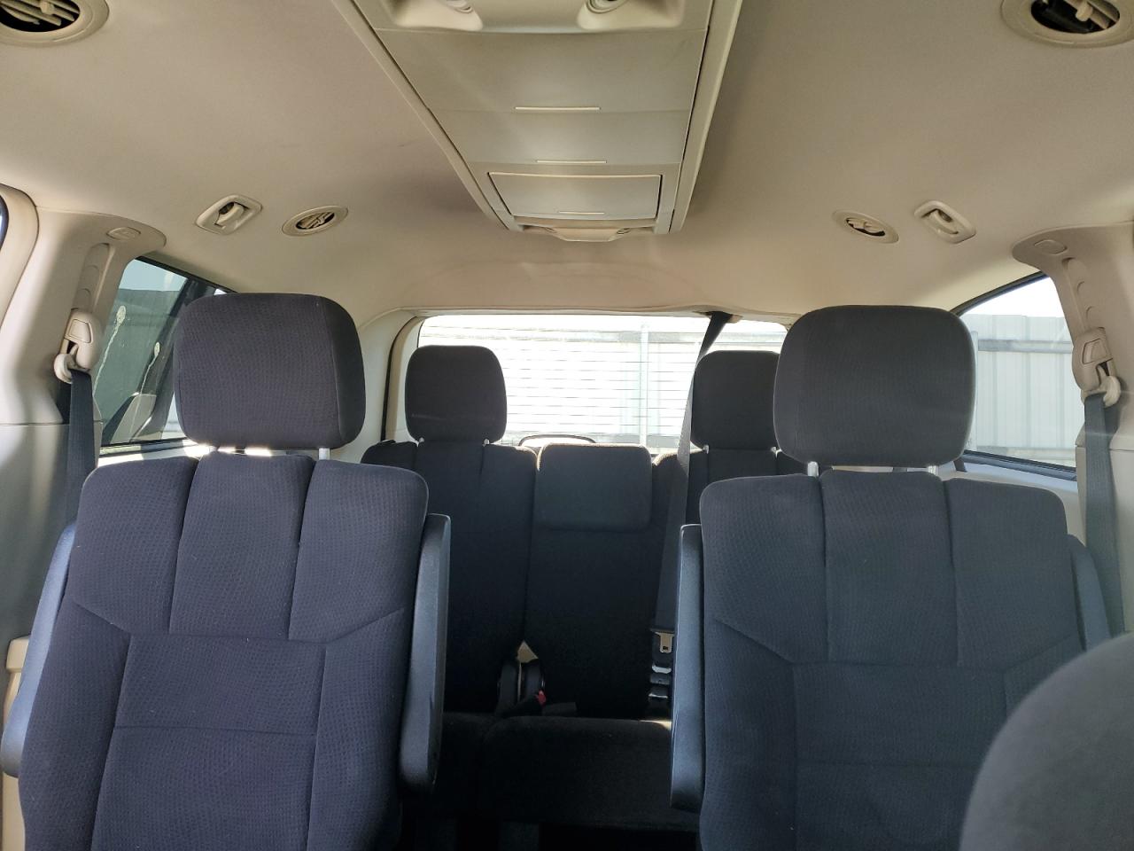 2011 Chrysler Town & Country - Image 10