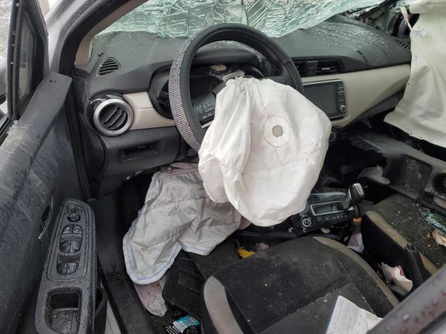  NISSAN VERSA 2021 Srebrny