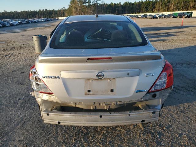 Sedans NISSAN VERSA 2016 Srebrny
