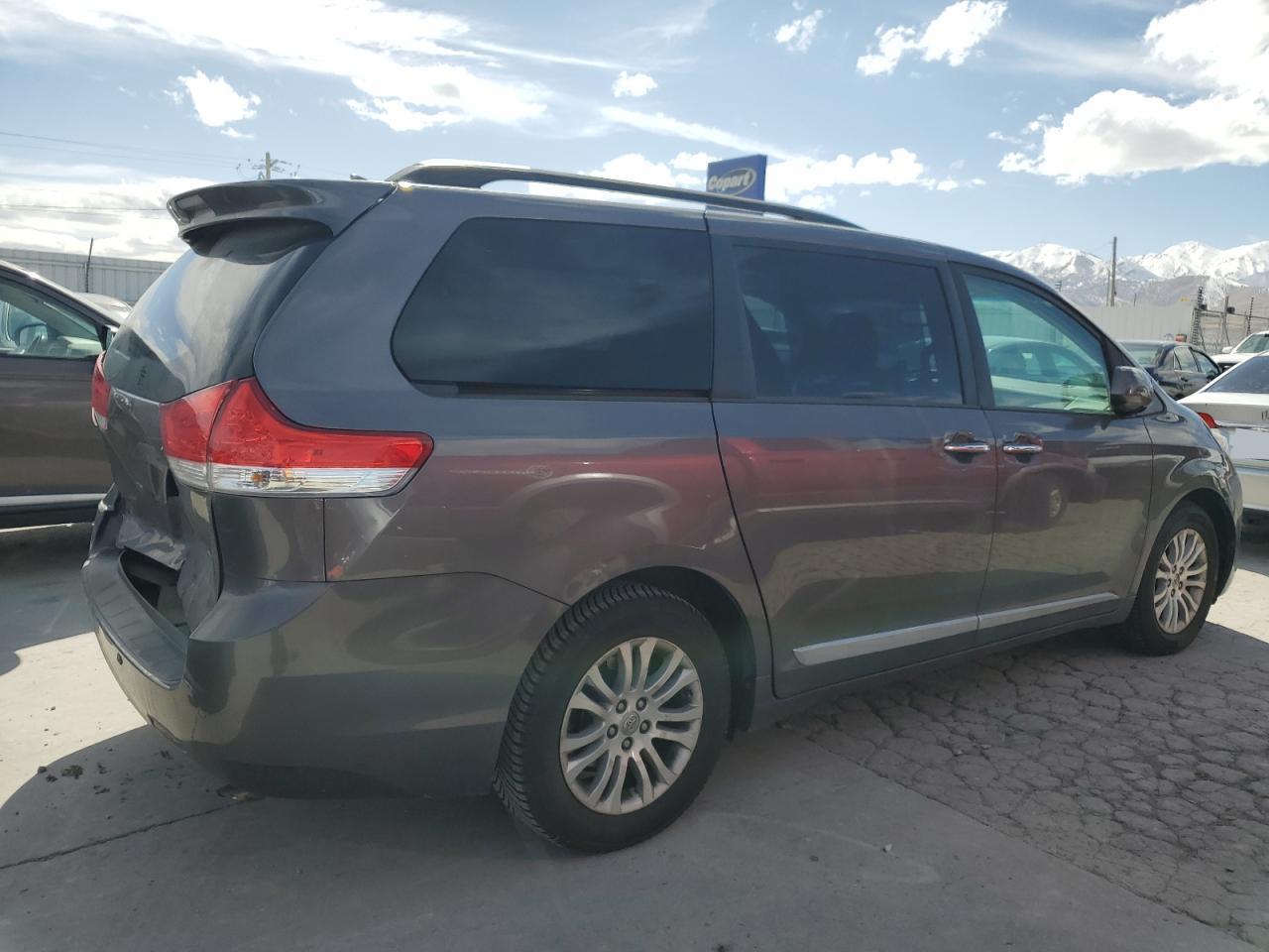 2012 Toyota Sienna - Image 3