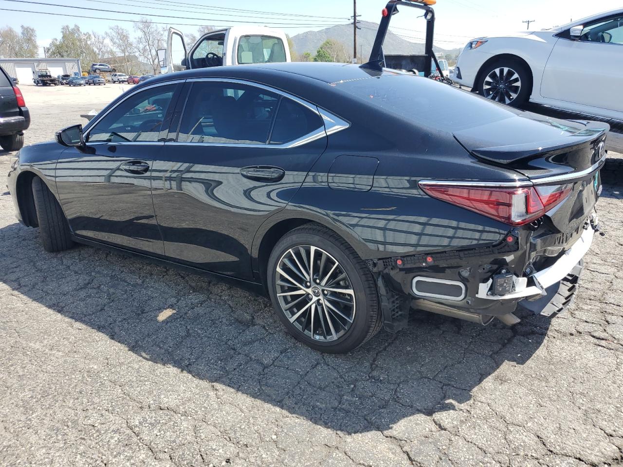 2023 Lexus ES - Image 2