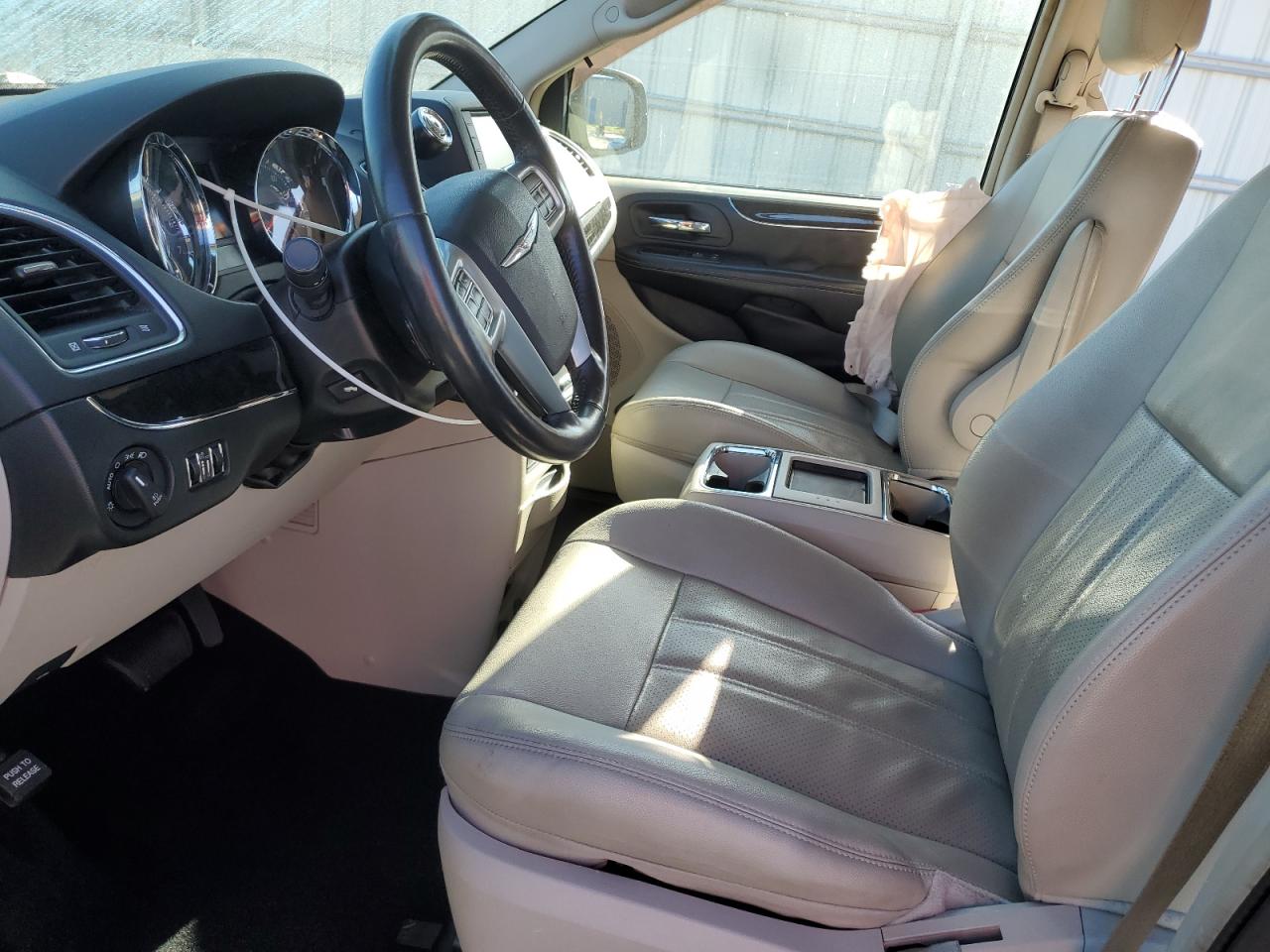 2013 Chrysler Town & Country - Image 7
