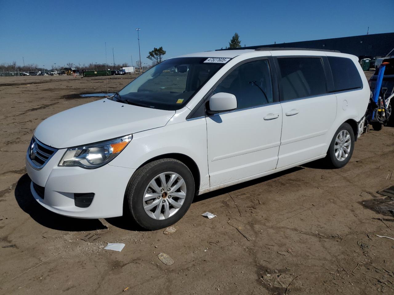 2013 Volkswagen Routan - Image 1