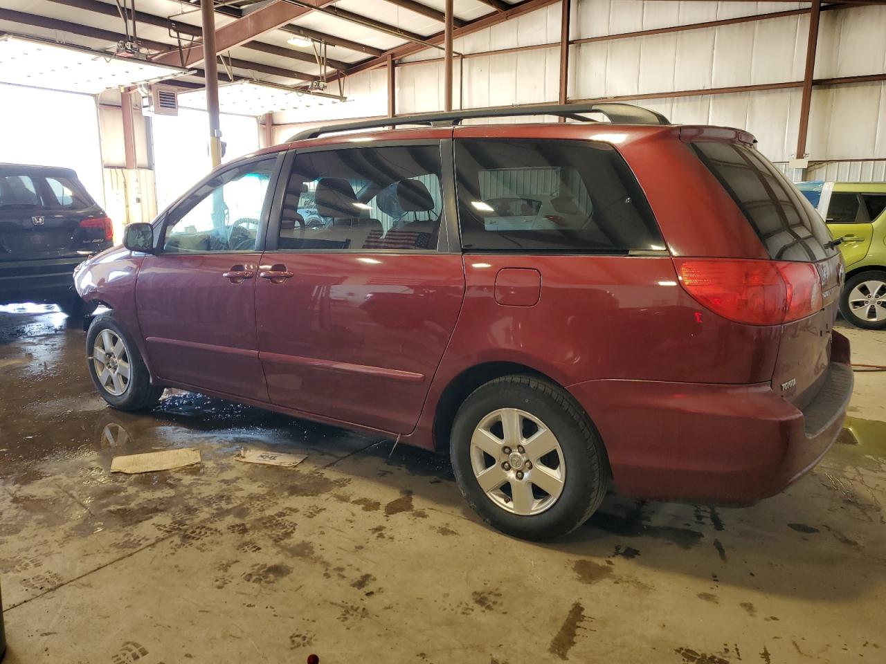 2010 Toyota Sienna - Image 2