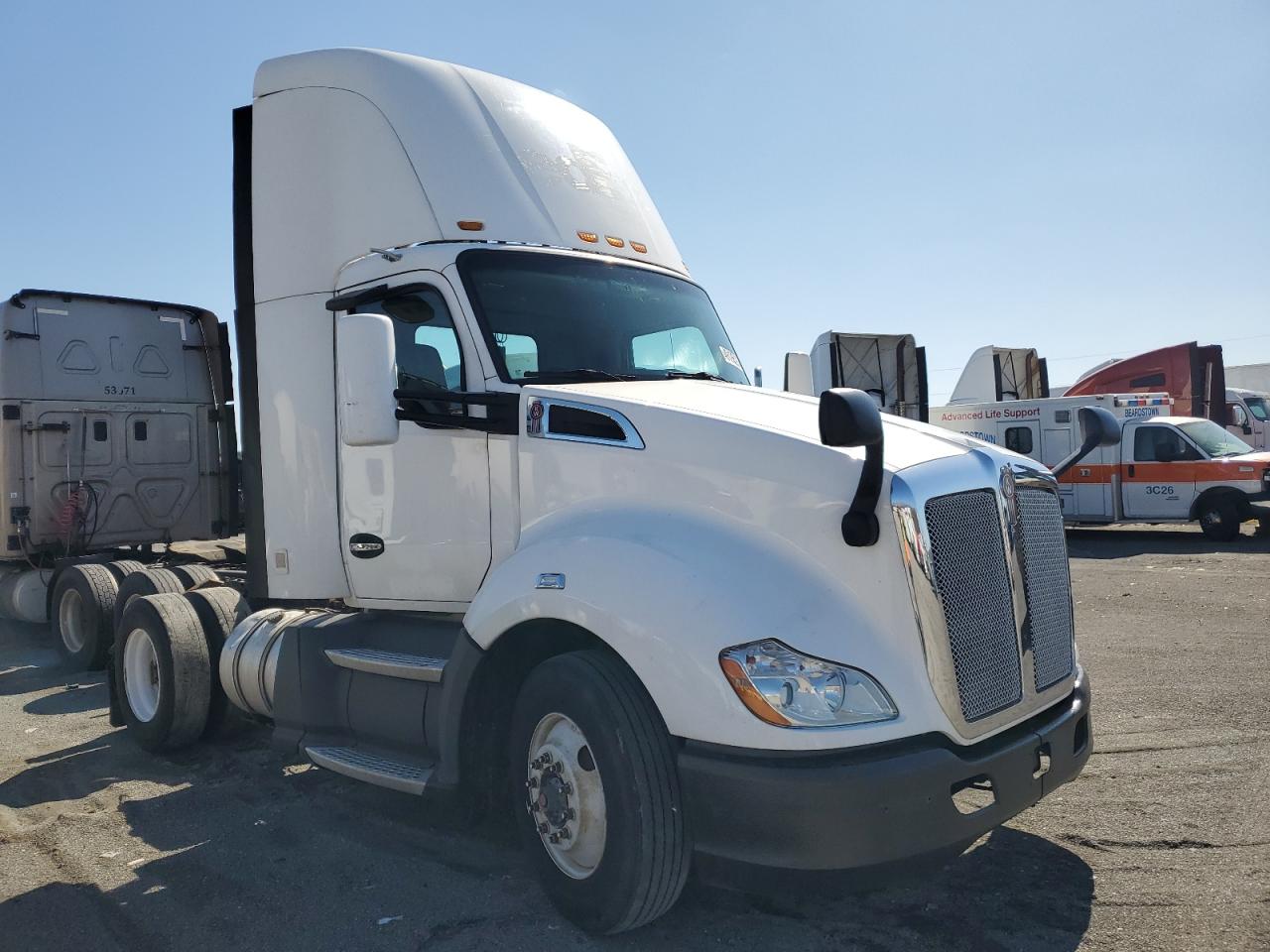 2016 Kenworth T680 Semi Truck na sprzedaż w Cahokia Heights, IL - Minor Dent/Scratches