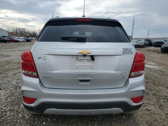  CHEVROLET TRAX 2018 Srebrny