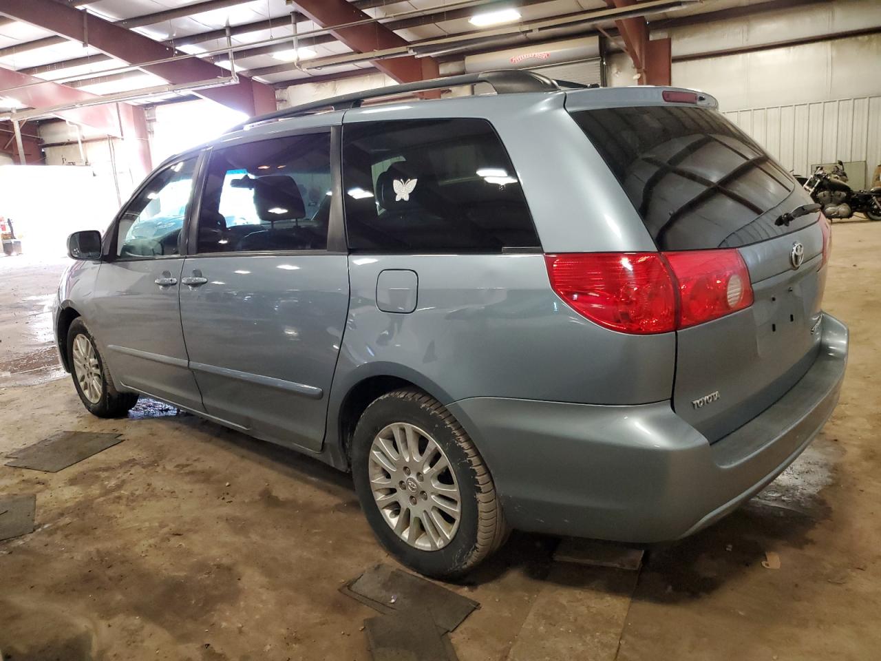 2010 Toyota Sienna - Image 2