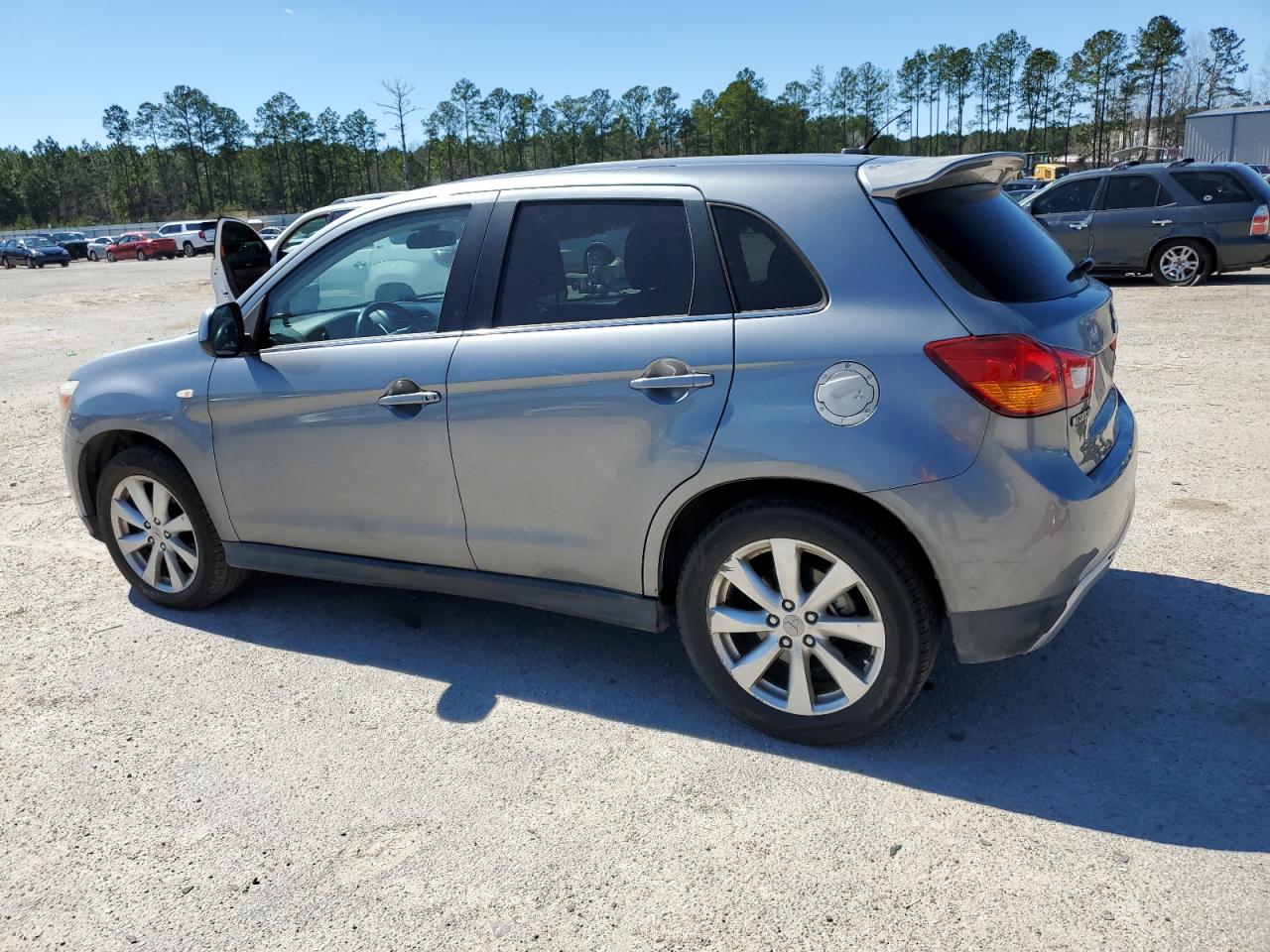 2013 Mitsubishi Outlander - Image 2