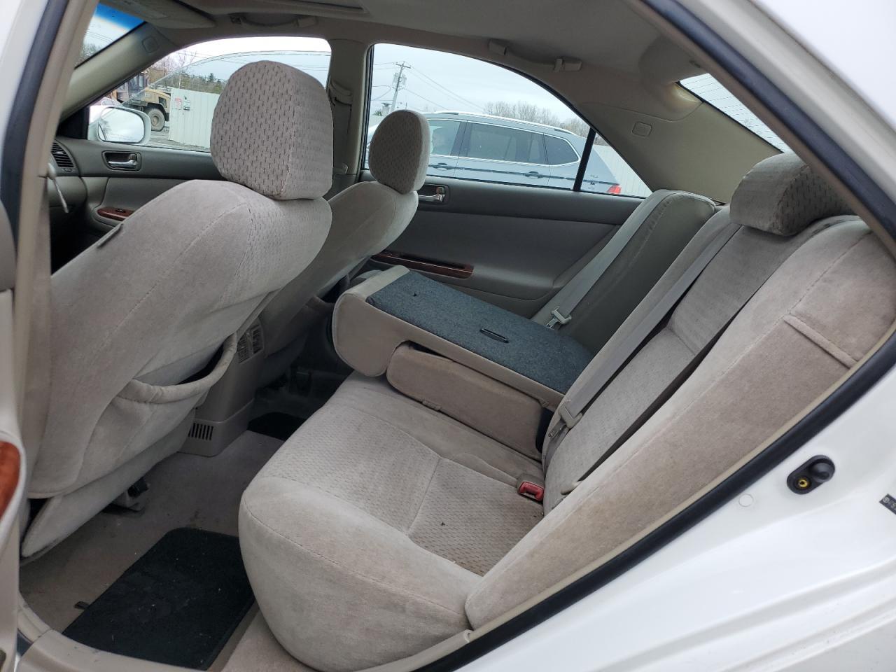 2004 Toyota Camry - Image 10