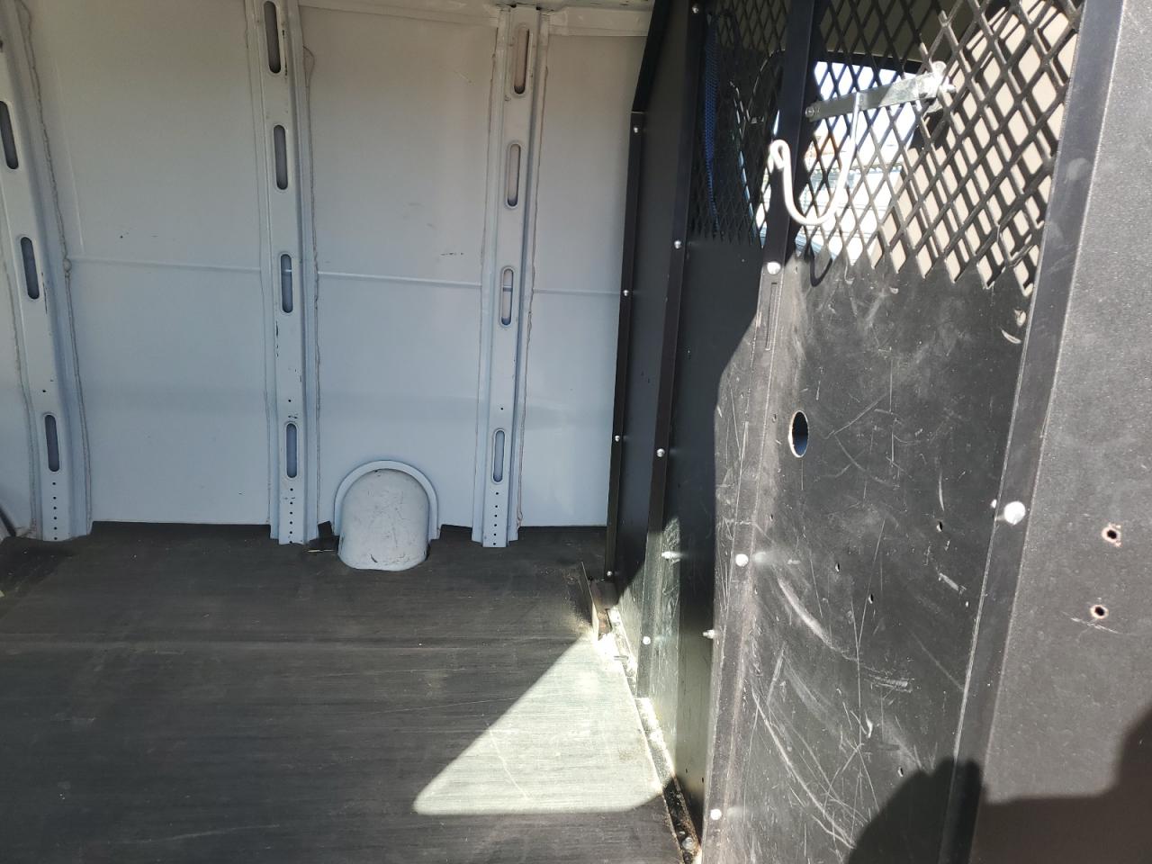 2005 Chevrolet Express - Image 10
