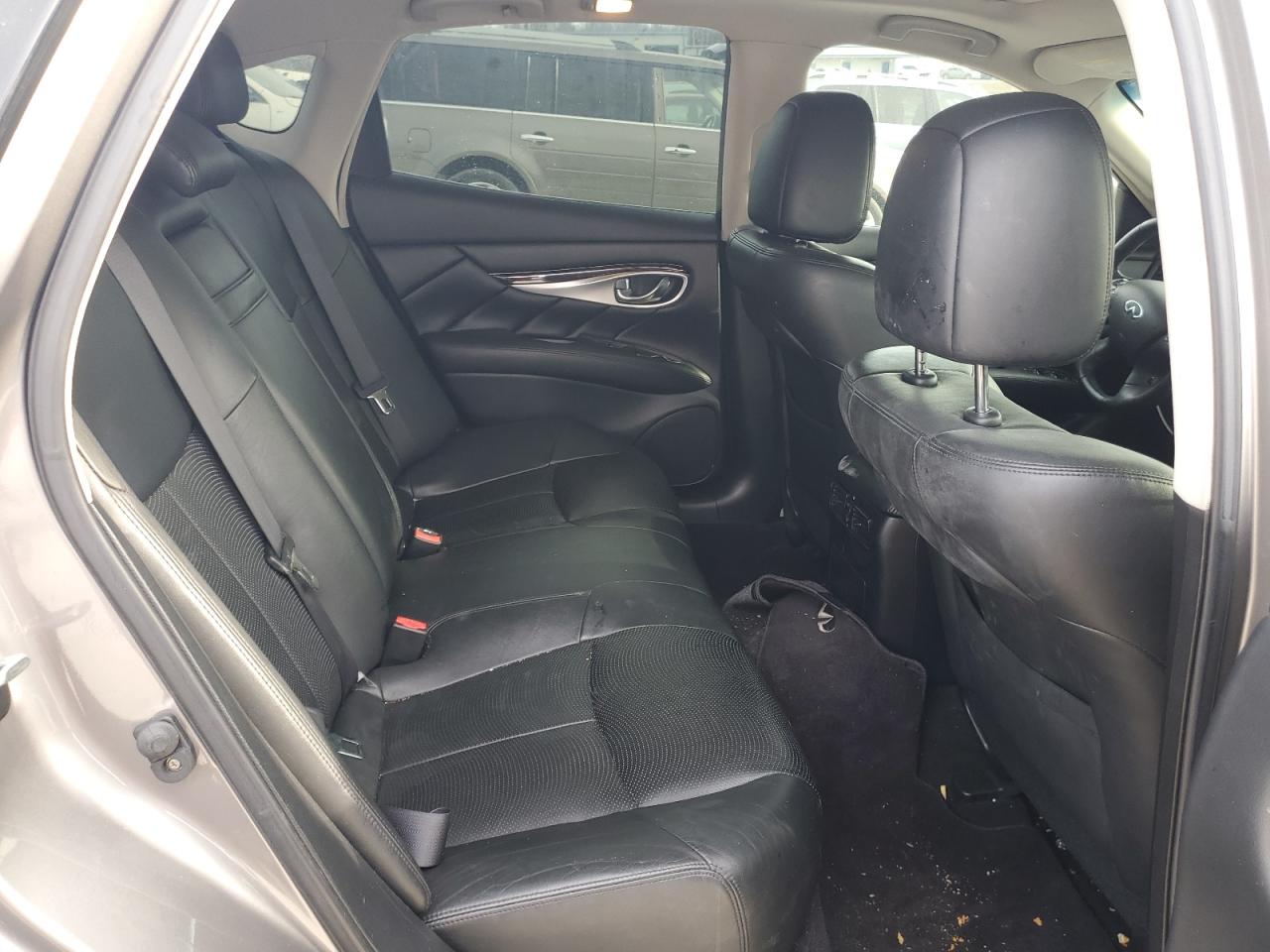 2011 Infiniti M - Image 10