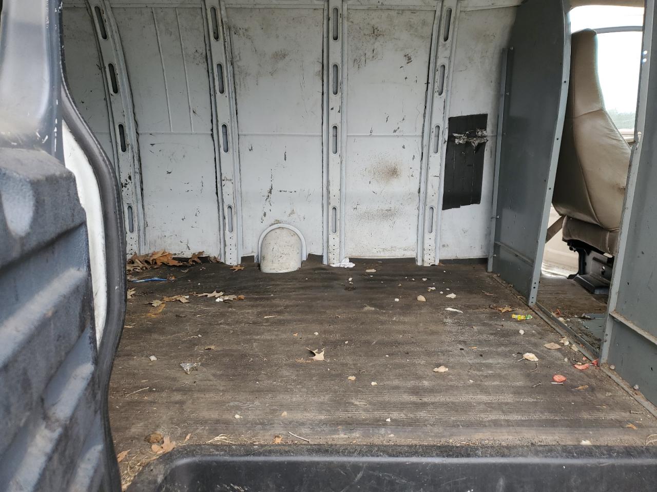 2008 GMC Savana - Image 12