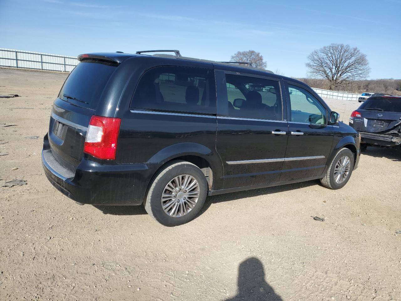 2014 Chrysler Town & Country - Image 3