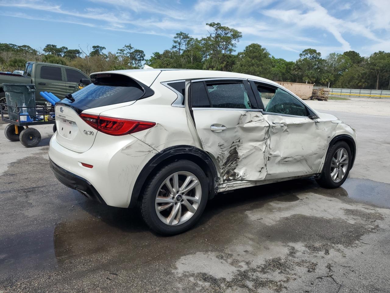 2017 Infiniti QX30 - Image 3