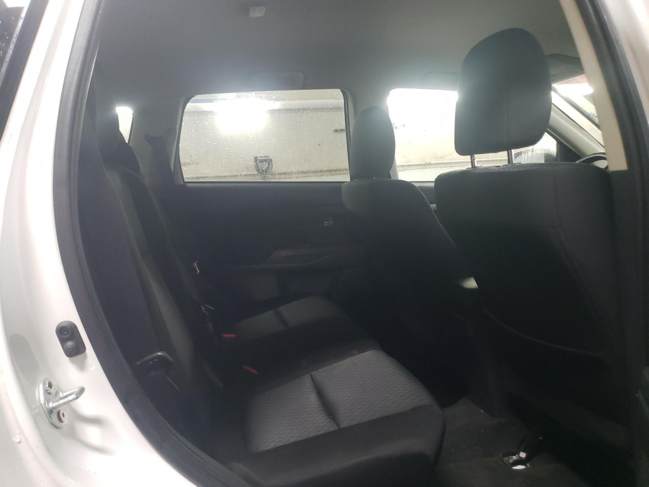 2014 Mitsubishi Outlander - Image 11