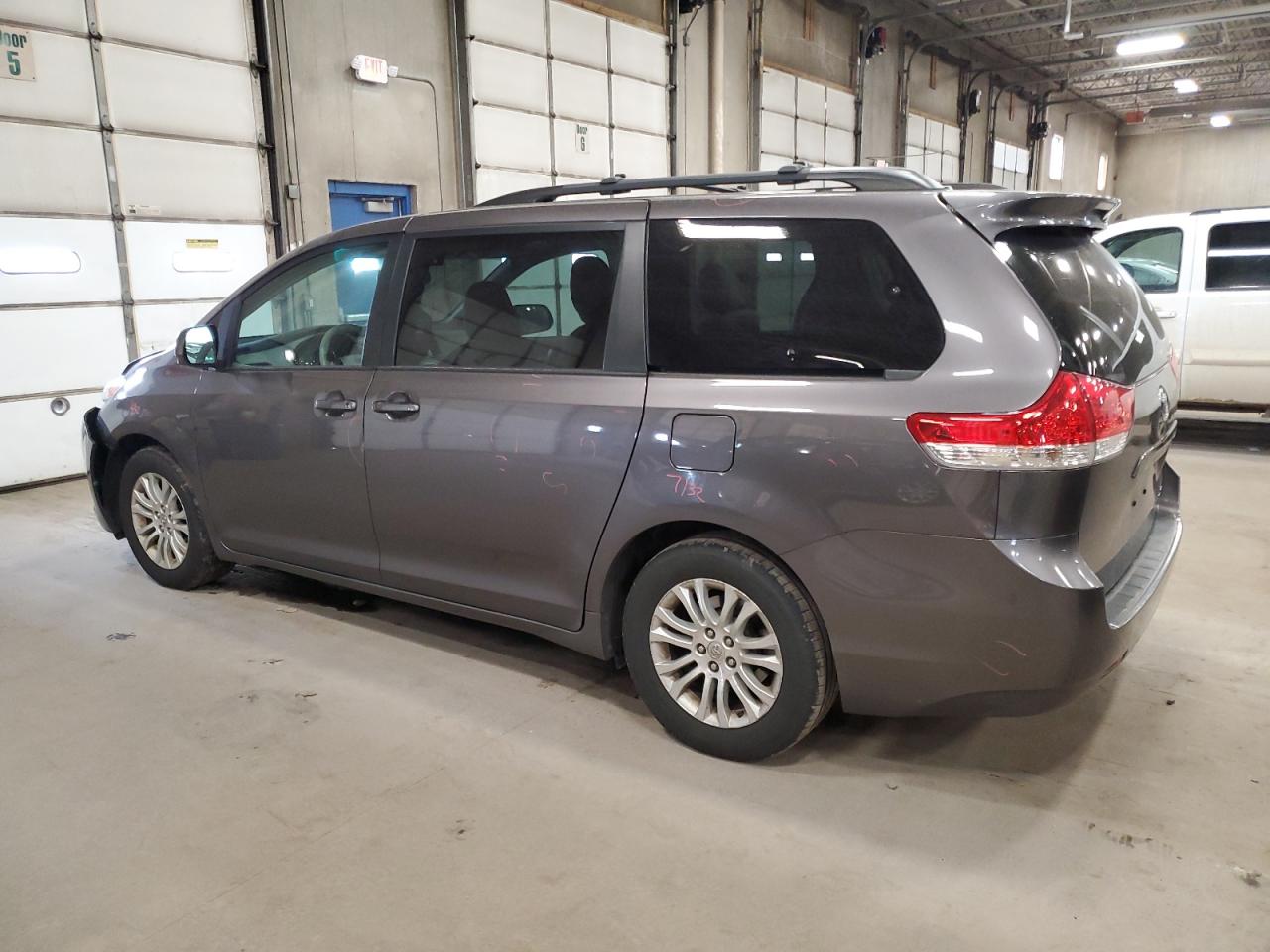 2012 Toyota Sienna - Image 2