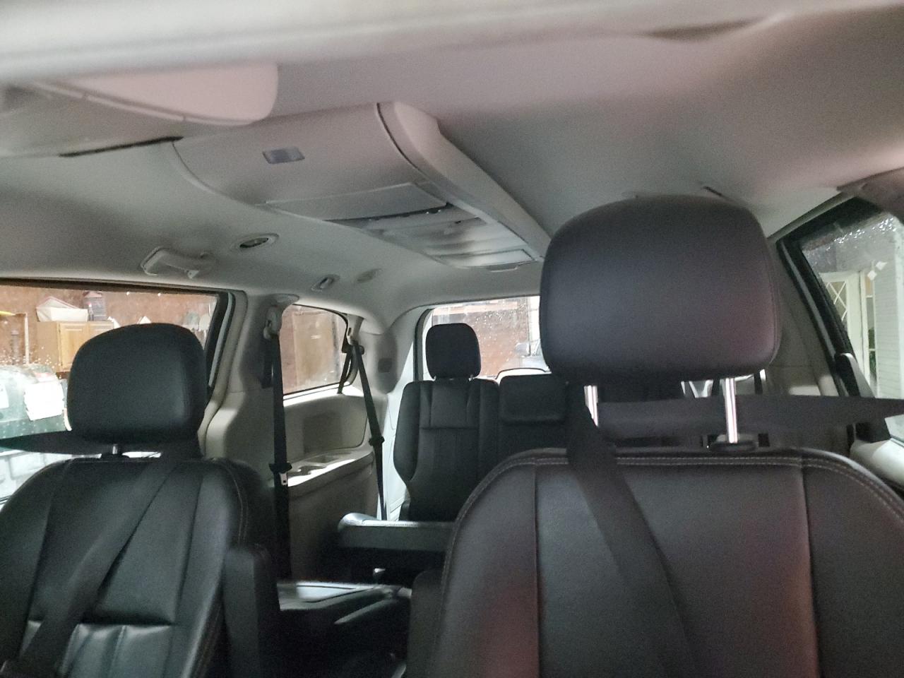 2016 Chrysler Town & Country - Image 10