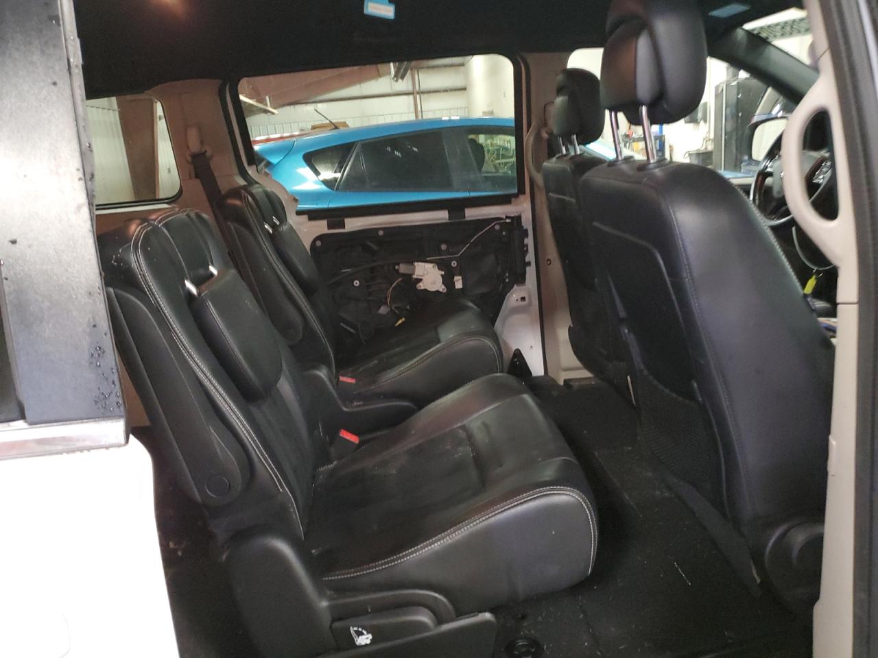2017 Dodge Caravan - Image 11