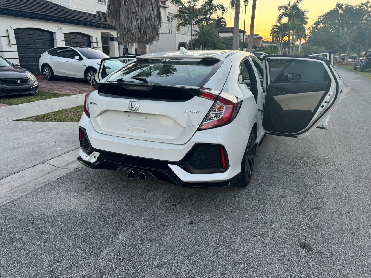 VIN: SHHFK7H40HU403525 Auction: COPART Lot: 48743185 Location: FL - MIAMI SOUTH VIN: SHHFK7H40HU403525 HONDA CIVIC 2017 WHITE Photo 4