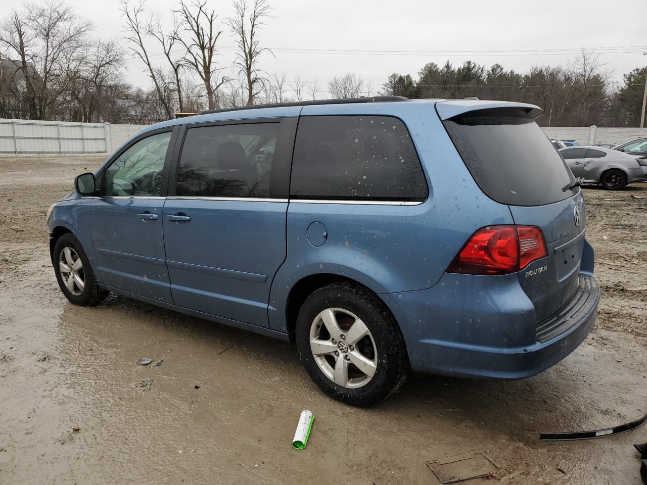 2011 Volkswagen Routan - Image 2