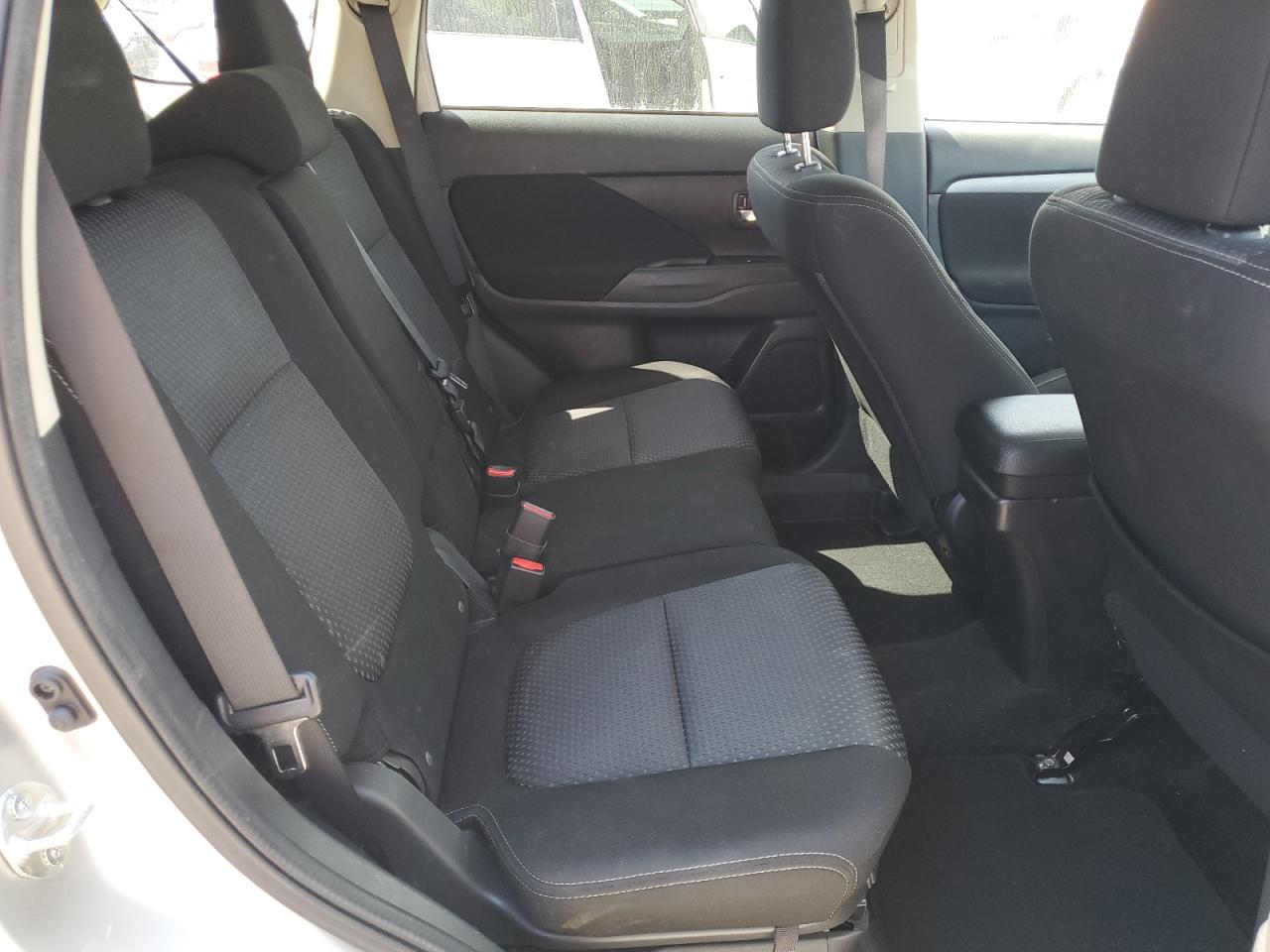 2018 Mitsubishi Outlander - Image 11