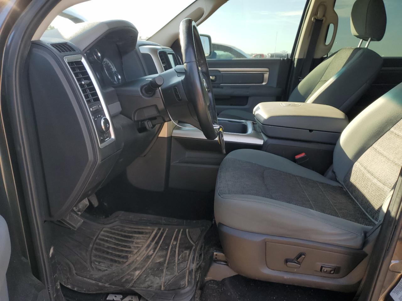 2016 RAM 1500 - Image 7