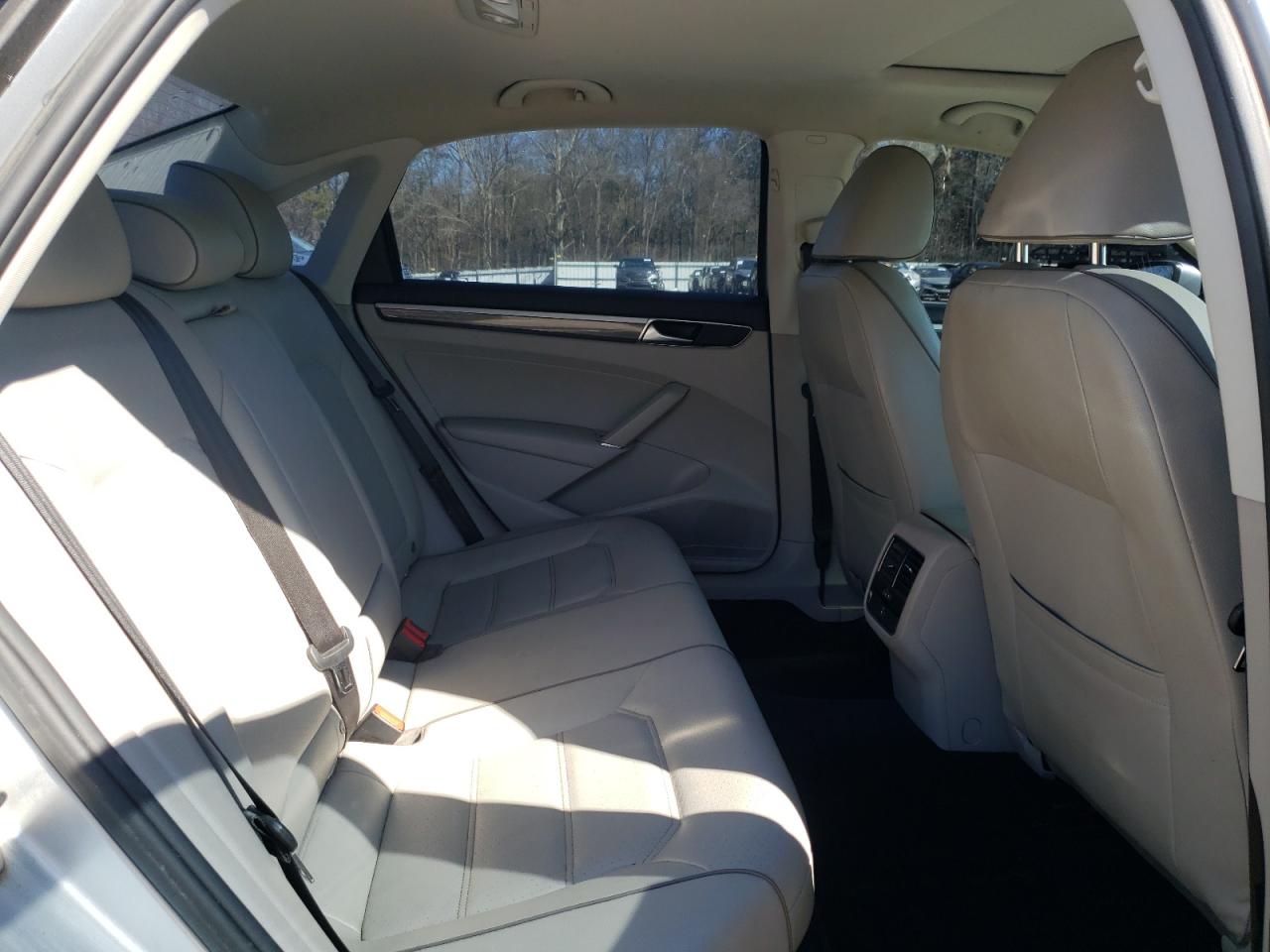2018 Volkswagen Passat - Image 10