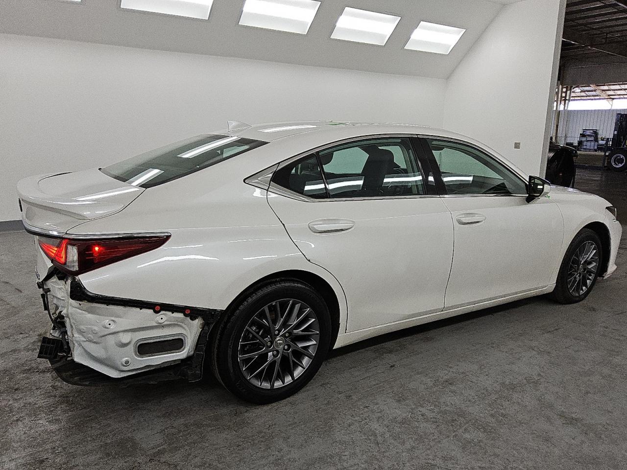 2021 Lexus ES - Image 3