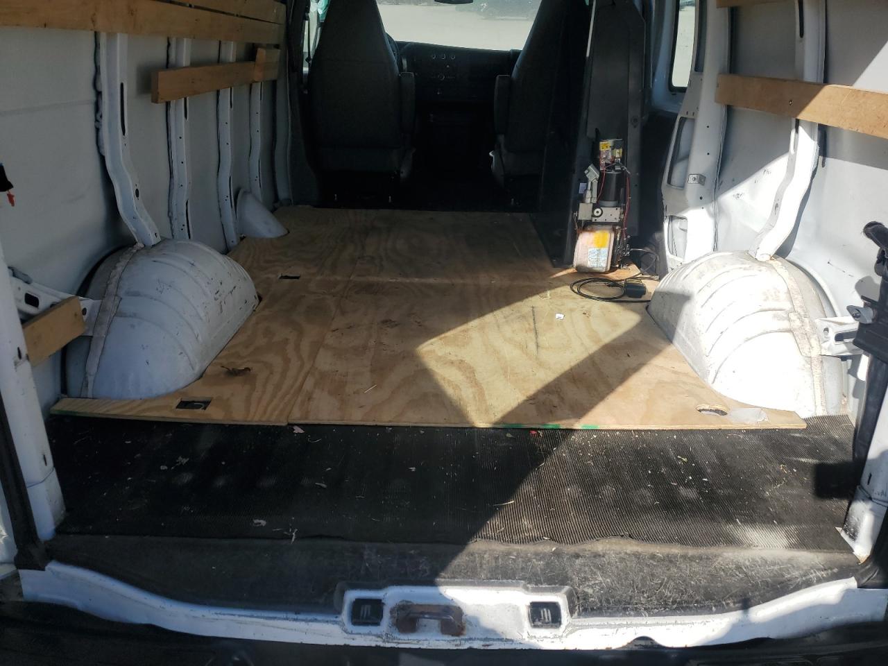 2017 GMC Savana - Image 10