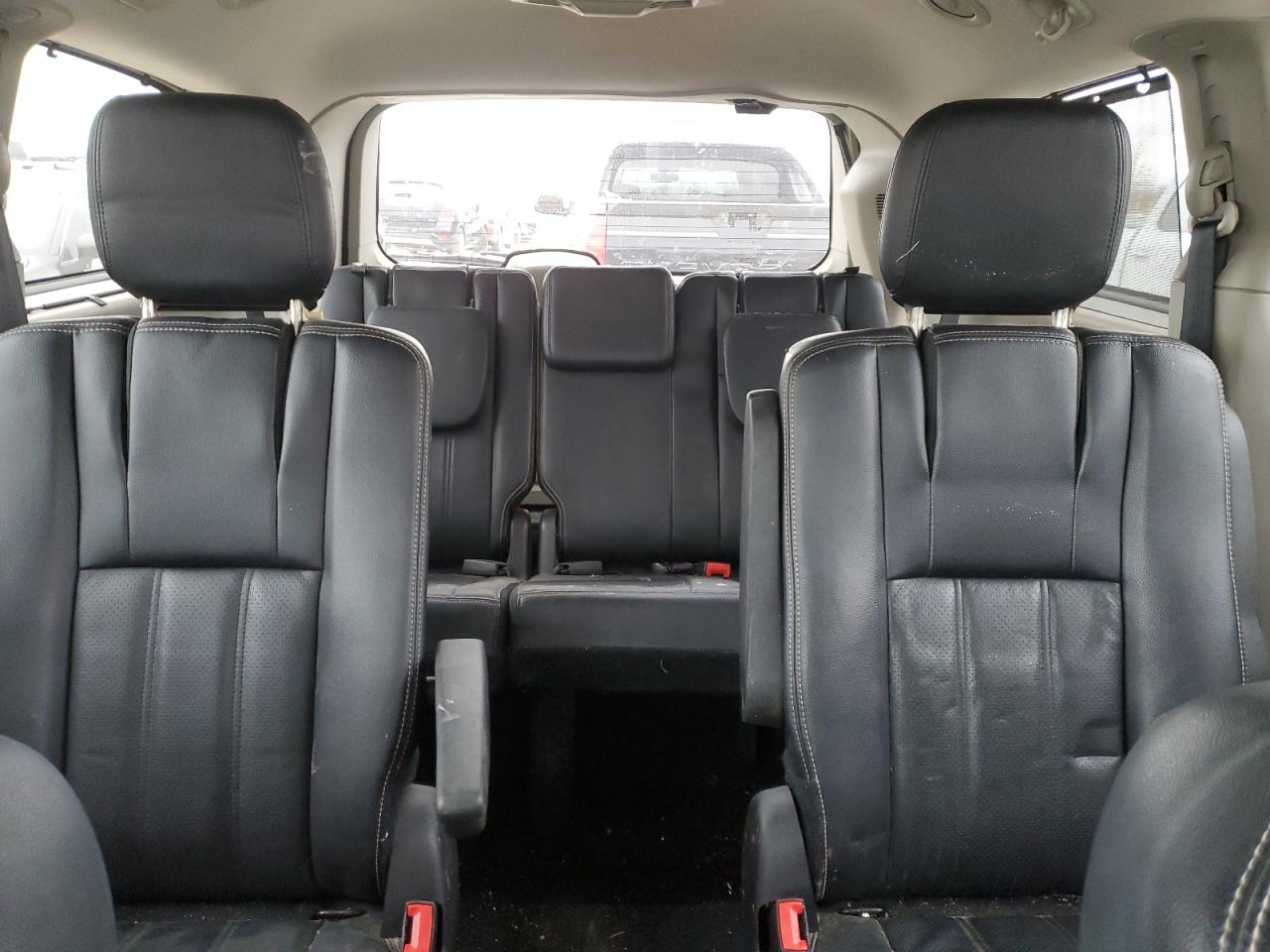2015 Chrysler Town & Country - Image 10