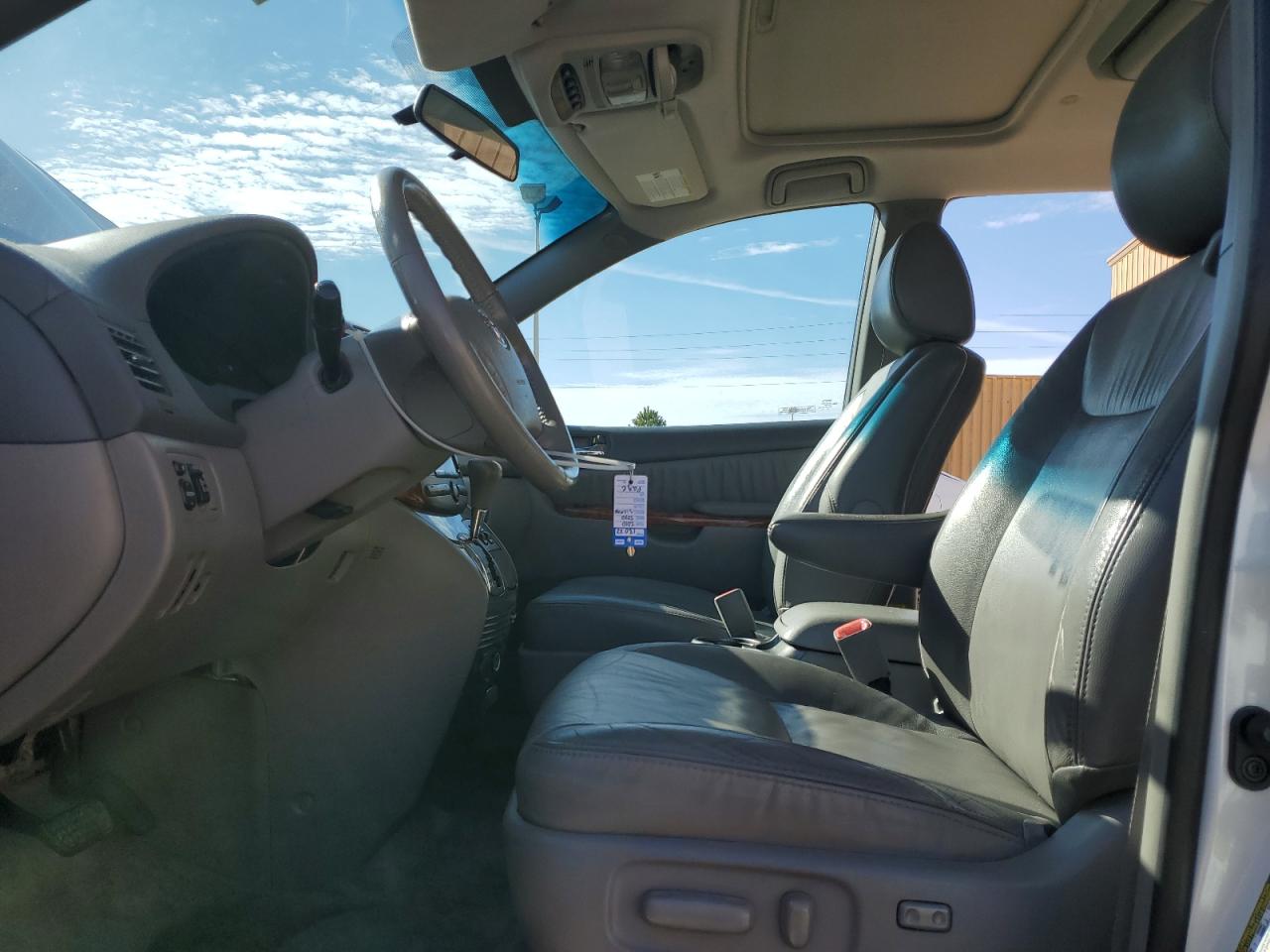 2010 Toyota Sienna - Image 7