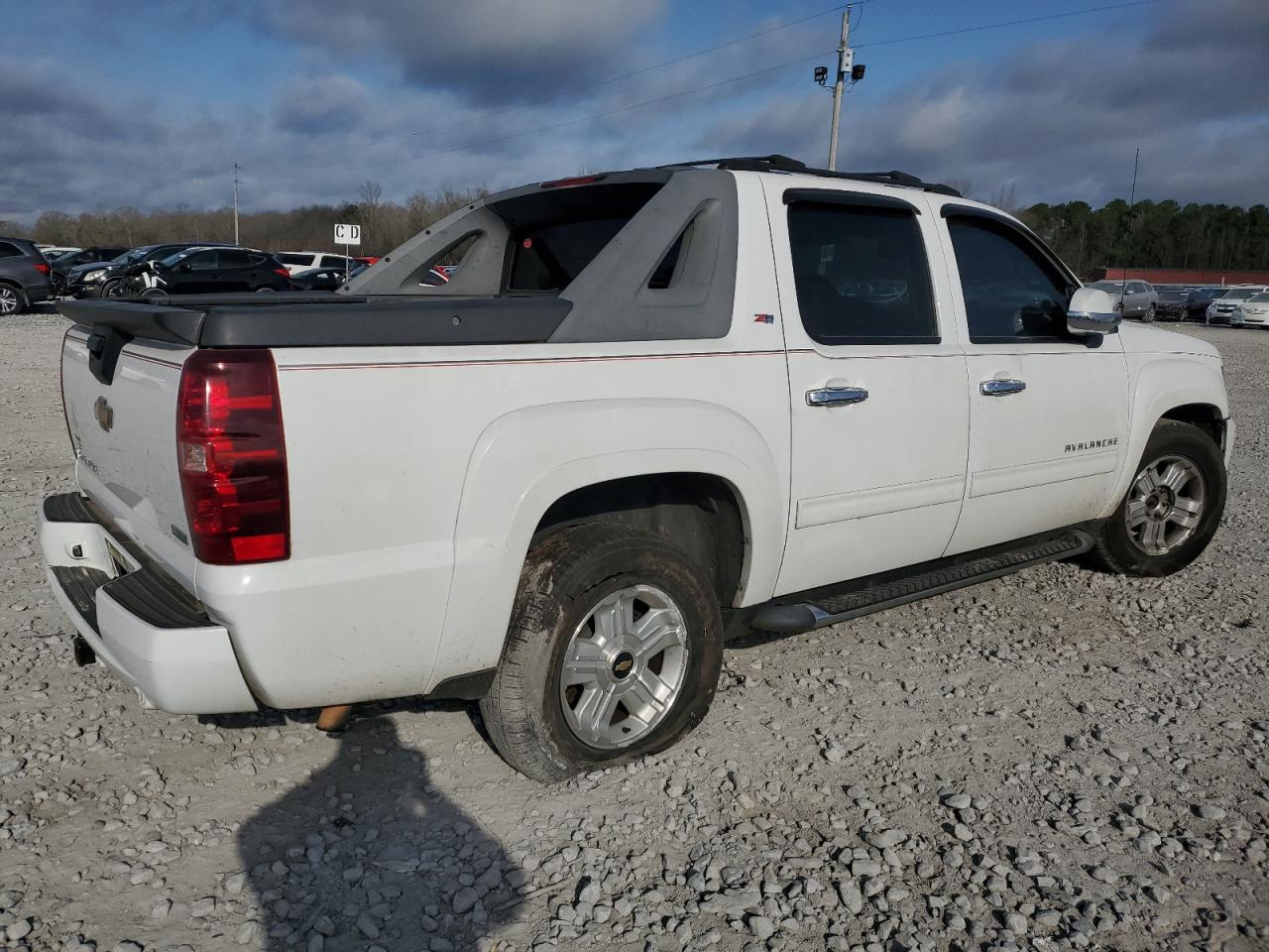 2011 Chevrolet Avalanche - Image 3