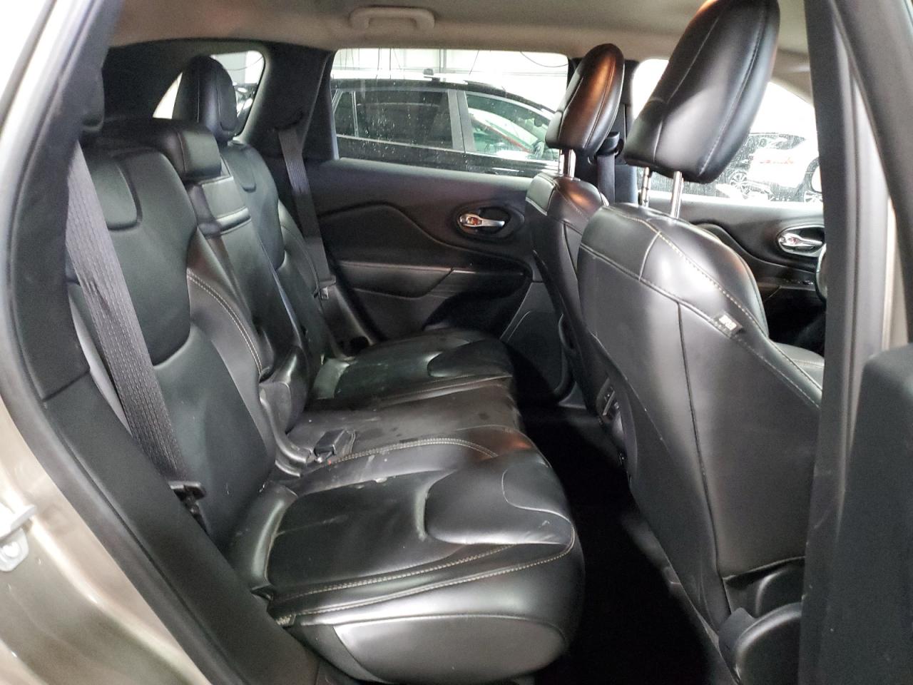 2017 Jeep Grand Cherokee - Image 11