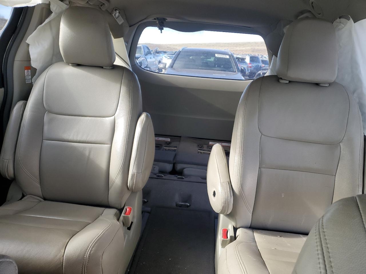 2015 Toyota Sienna - Image 10