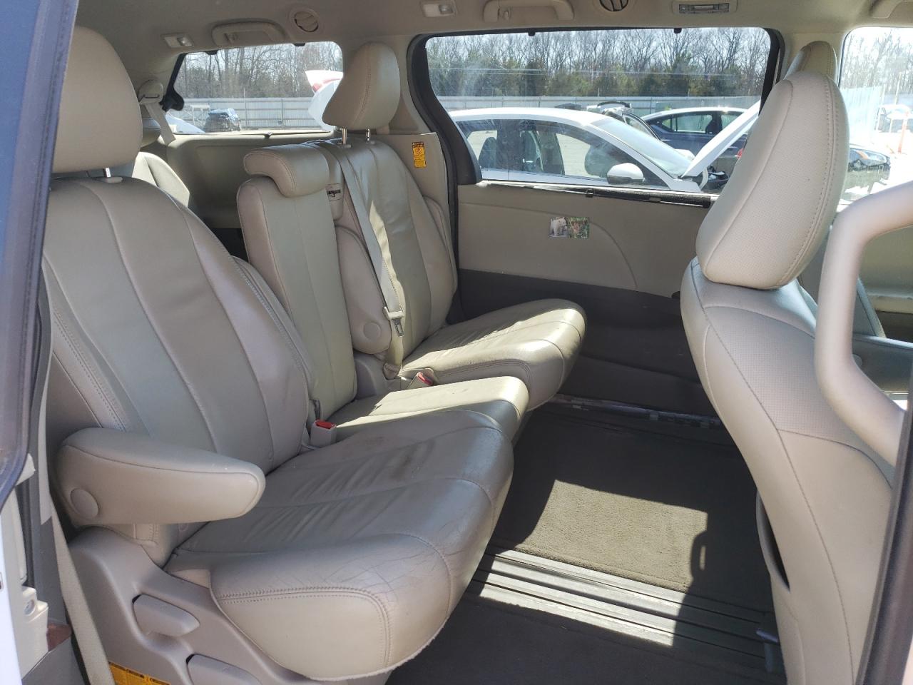 2014 Toyota Sienna - Image 11
