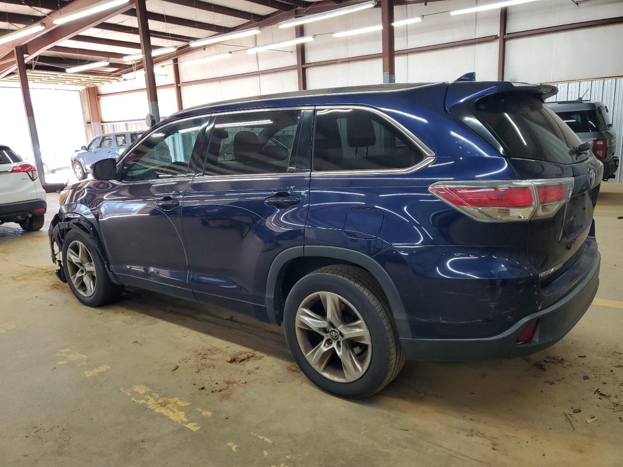 2016 Toyota Highlander - Image 2