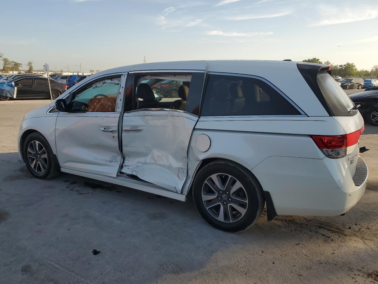2015 Honda Odyssey - Image 2
